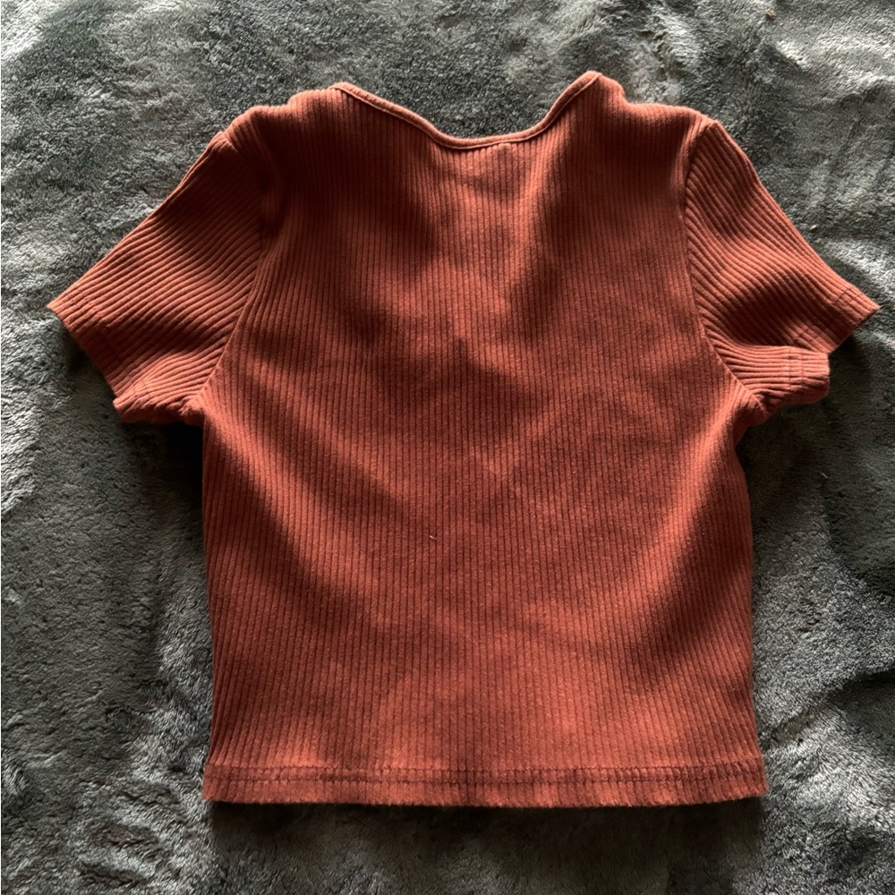 Causual, short brown top